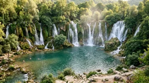 Οι καταρράκτες Kravice στη Βοσνία Ερζεγοβίνη, με τιρκουάζ νερά