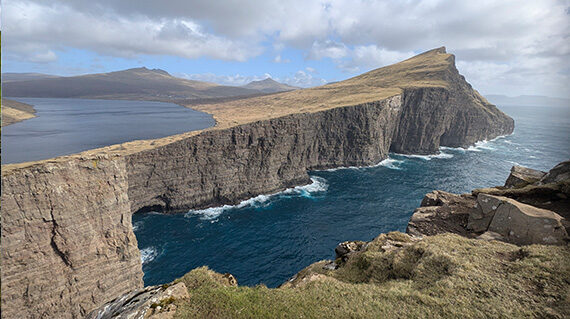 Faroe-islands-sorvagurvatn-570x319
