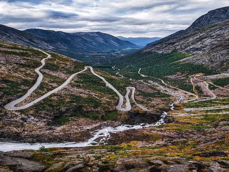 Η εντυπωσιακή διαδρομή Trollstigen στη Νορβηγία με απότομες στροφές μέσα σε ορεινό τοπίο.