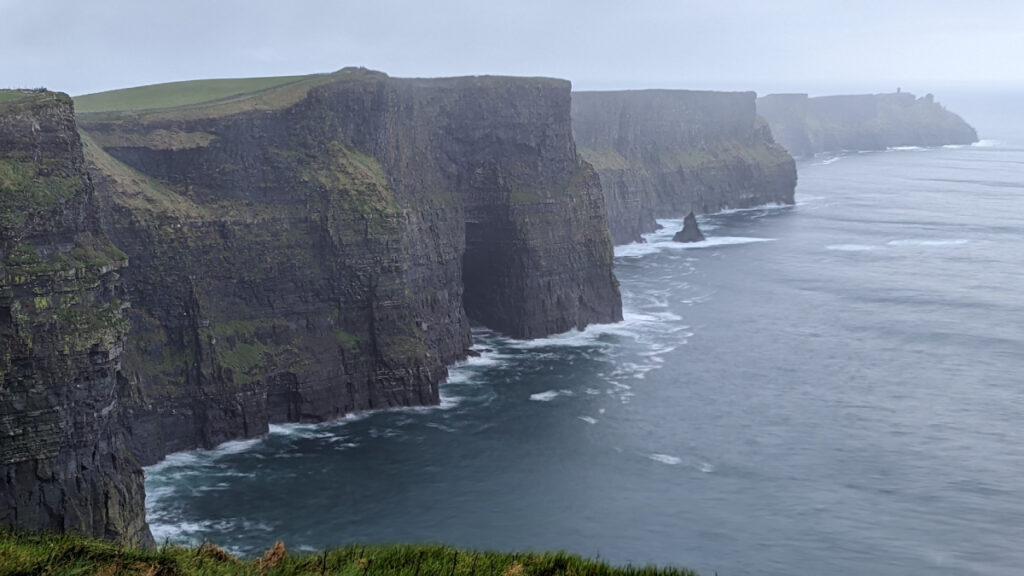 Cliffs of Moher στην Ιρλανδία με θέα τον Ατλαντικό Ωκεανό