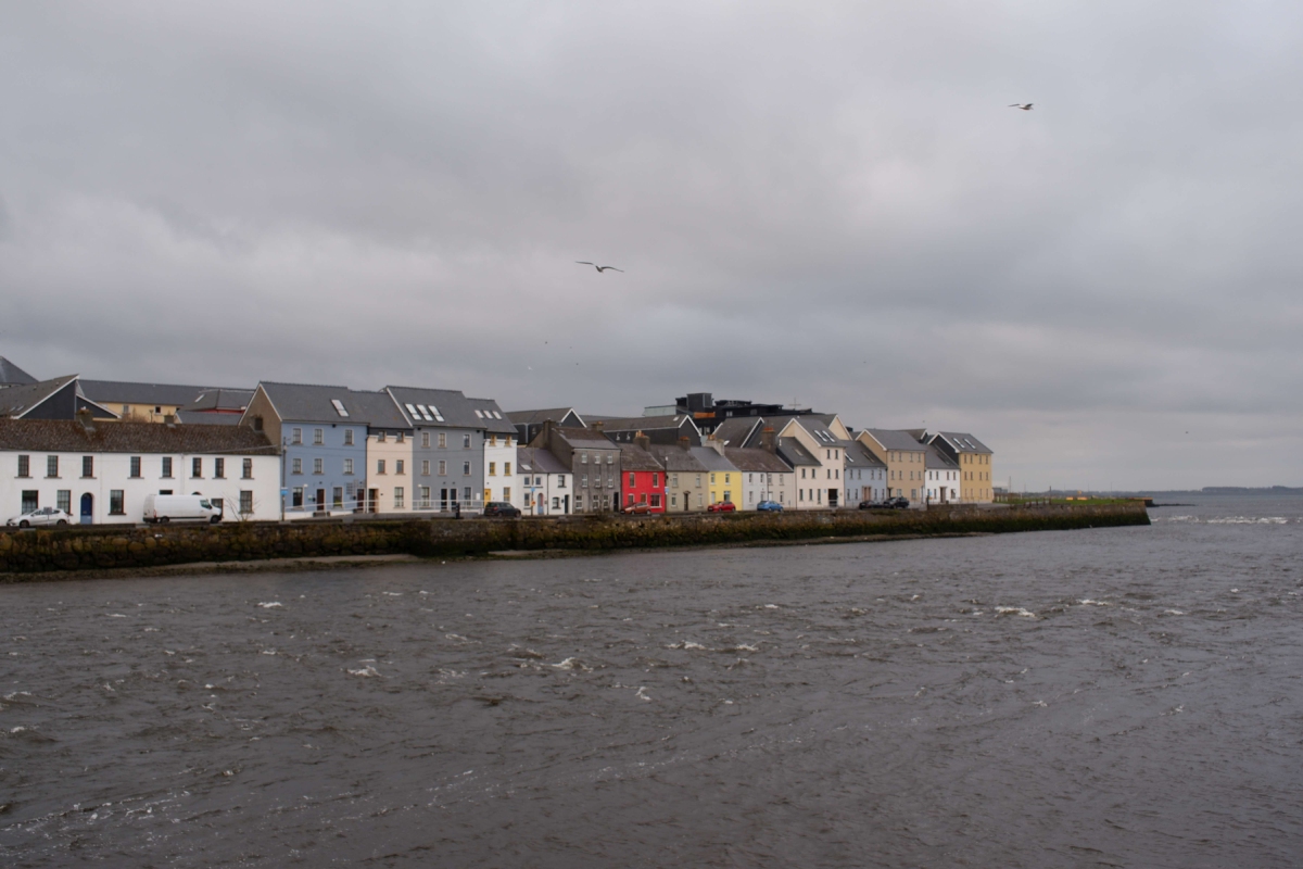 Τα πολύχρωμα σπίτια του Long Walk στο Galway, Ιρλανδία, δίπλα στη θάλασσα
