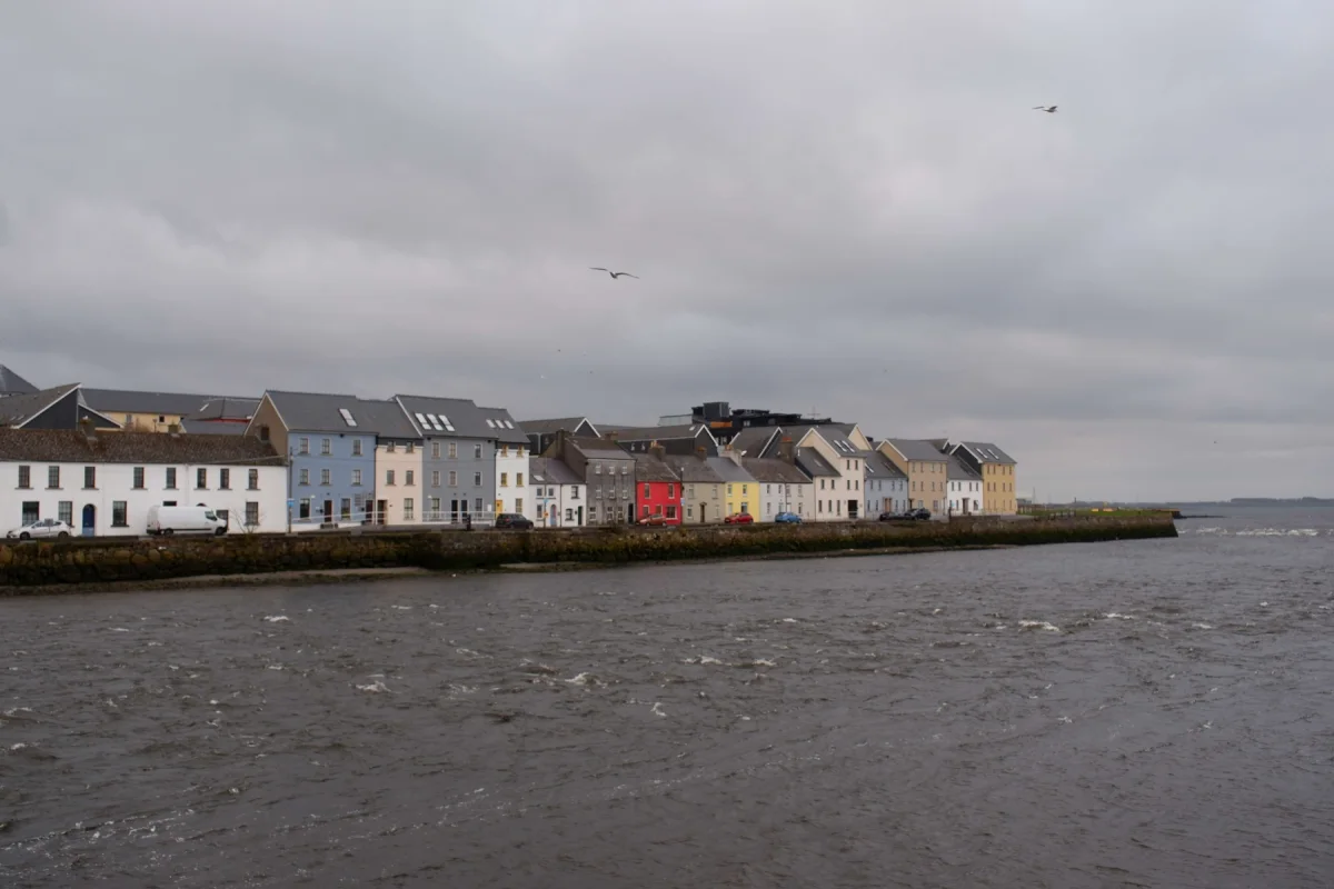 Τα πολύχρωμα σπίτια του Long Walk στο Galway, Ιρλανδία, δίπλα στη θάλασσα
