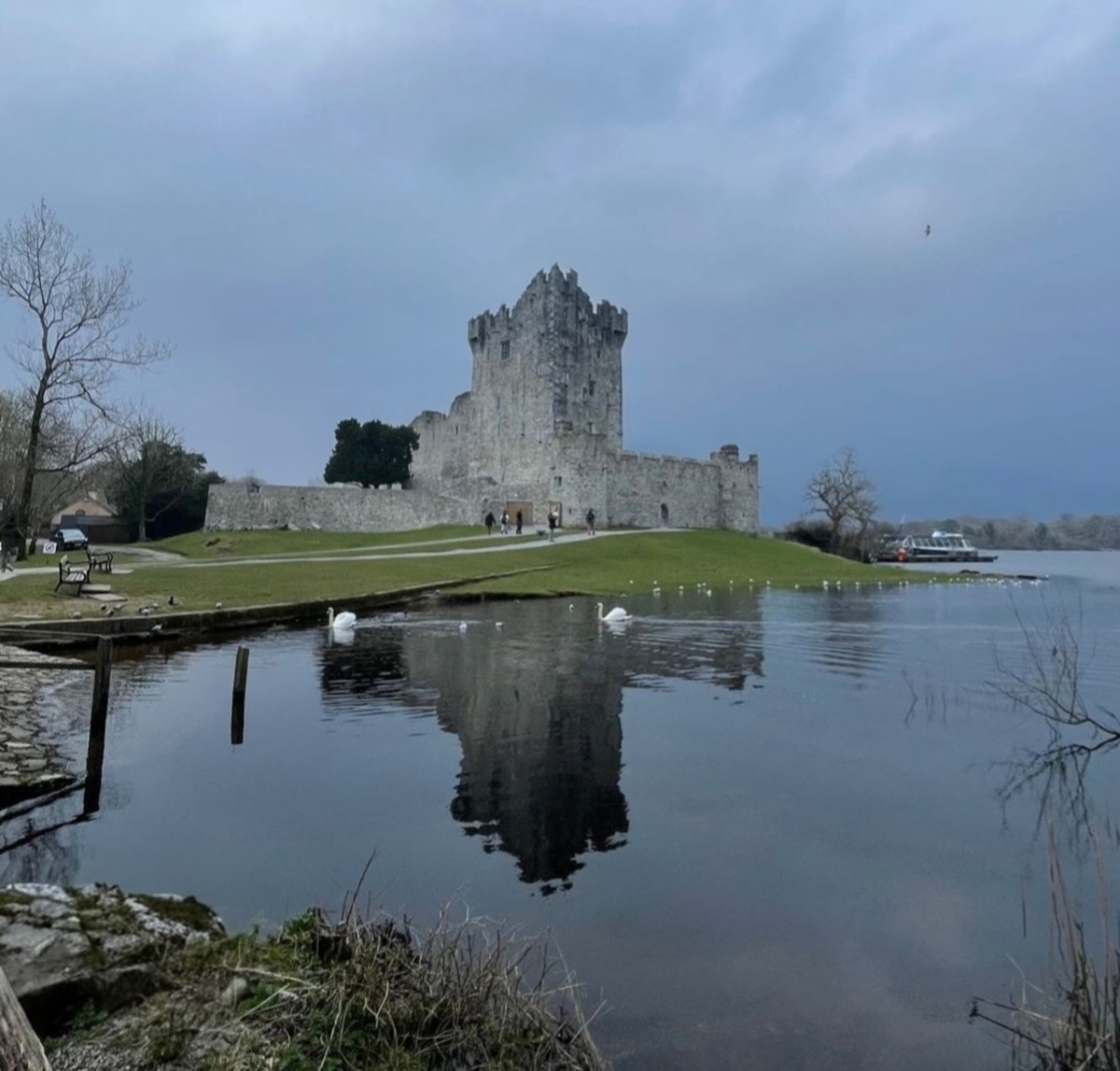 Το Ross Castle στην Ιρλανδία καθρεφτίζεται στη λίμνη Lough Leane στο Εθνικό Πάρκο Killarney, σε ένα ατμοσφαιρικό σούρουπο.