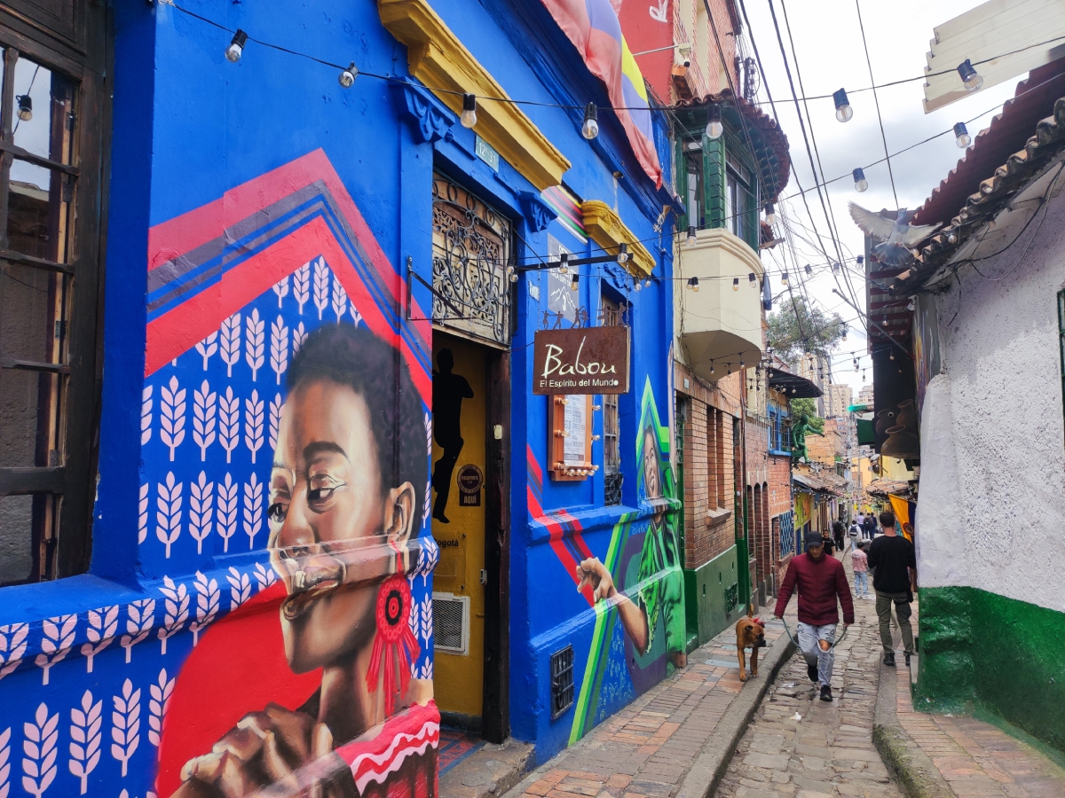 Στενό δρομάκι με street art στην Plaza del Chorro de Quevedo στη Μπογκοτά, Κολομβία