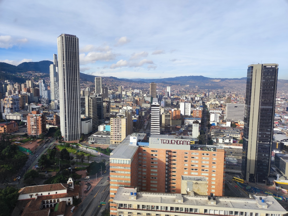 Πανοραμική θέα στο κέντρο της Μπογκοτά με ουρανοξύστες.