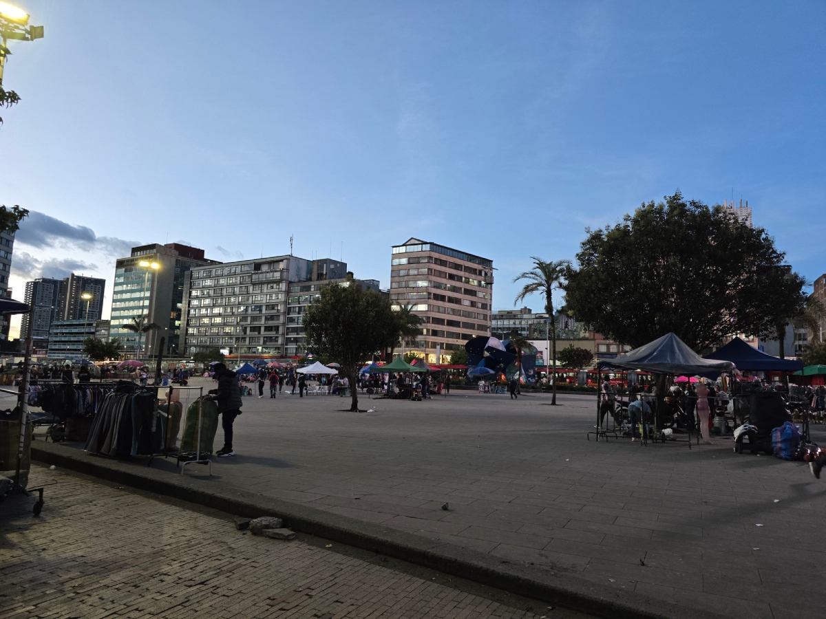 Απογευματινή σκηνή σε κεντρική πλατεία της Μπογκοτά με πάγκους και κόσμο