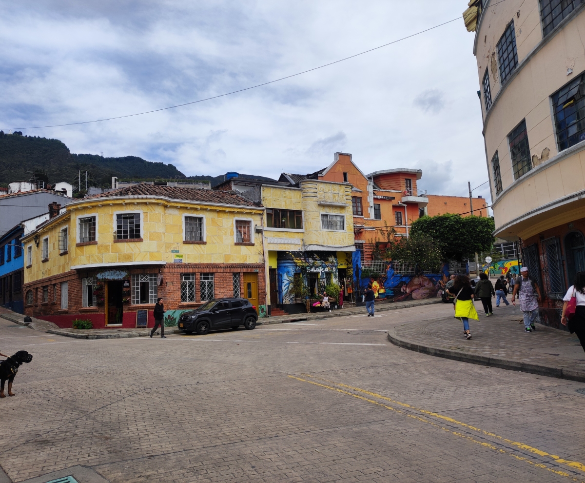 Πολύχρωμα κτίρια και street art στη La Candelaria, την ιστορική γειτονιά της Μπογκοτά