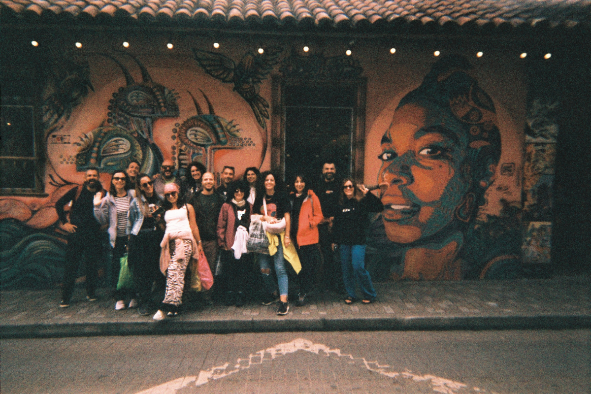 Παρέα Altervan μπροστά σε street art στη La Candelaria της Μπογκοτά, Κολομβία