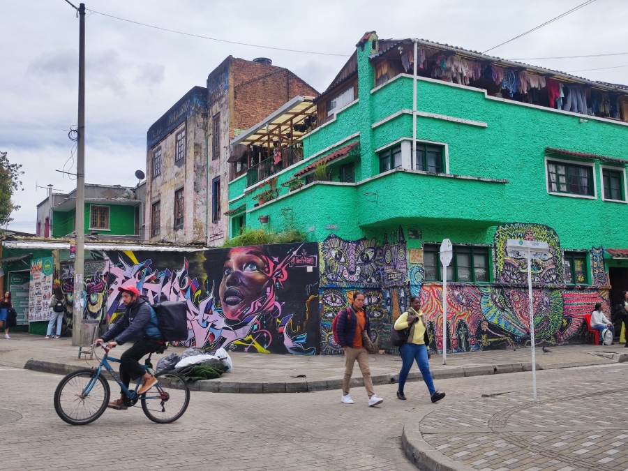 Πολύχρωμο graffiti σε γωνία δρόμου στη La Candelaria, Μπογκοτά