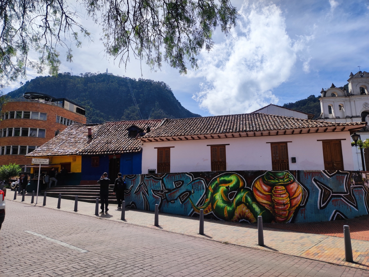 Παραδοσιακό σπίτι με street art στη La Candelaria της Μπογκοτά και το Monserrate στο φόντο