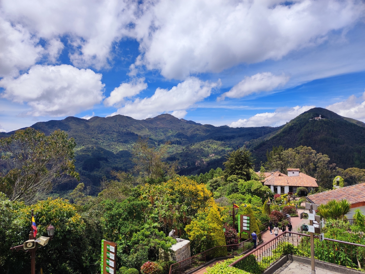 έα από το Monserrate στη Μπογκοτά με πράσινο τοπίο, εκκλησάκι και βουνά στο φόντο