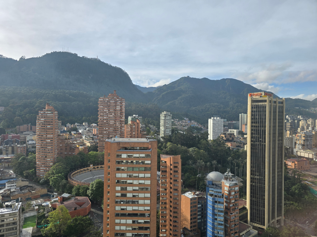 Η Μπογκοτά με τους ουρανοξύστες και το βουνό Monserrate στο φόντο, Κολομβία