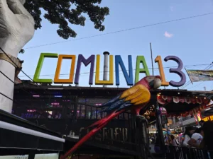 Πολύχρωμη επιγραφή «Comuna 13» με παπαγάλο στο Μεδεγίν της Κολομβίας.