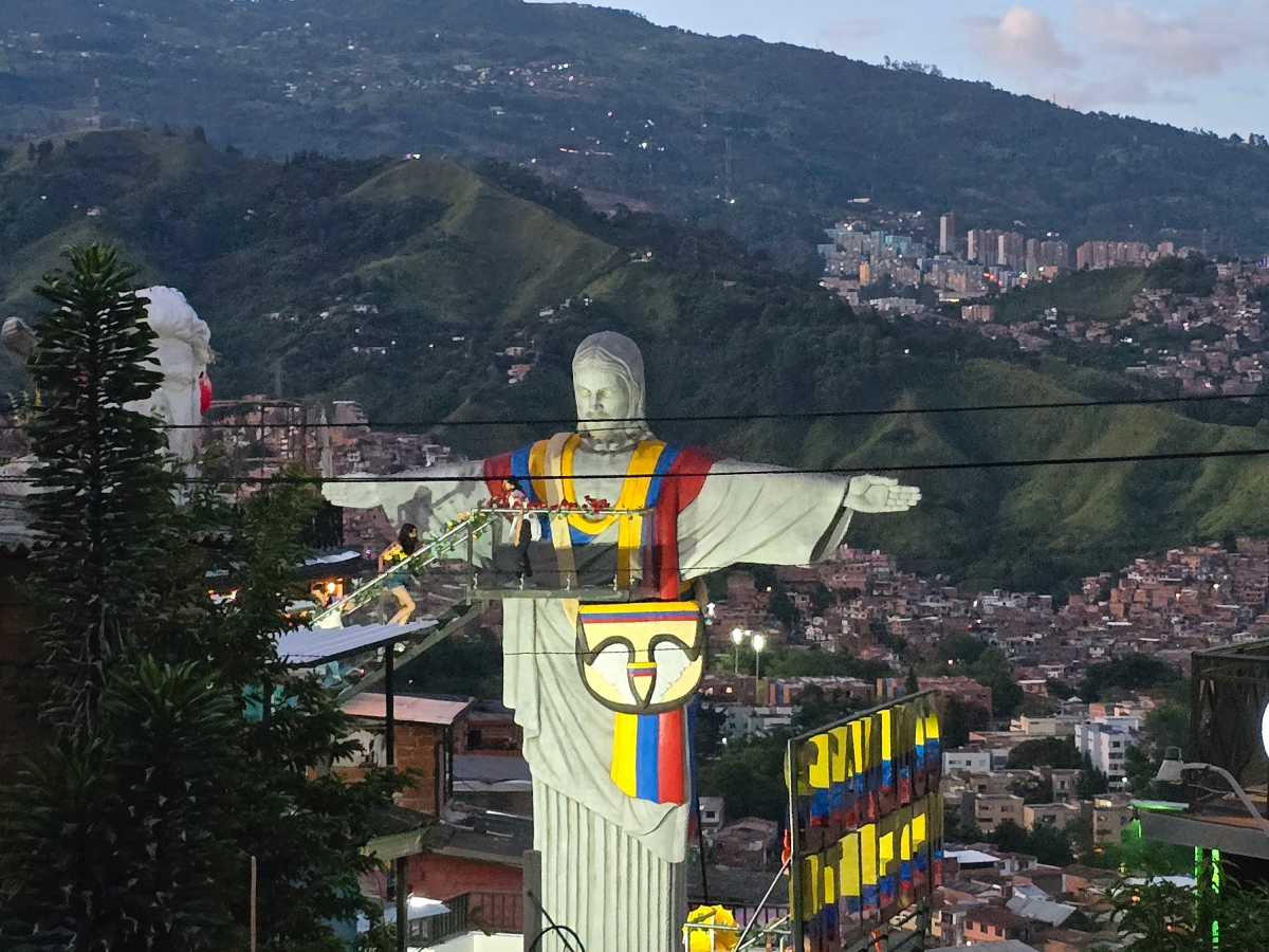 Άγαλμα Χριστού με κολομβιανή σημαία στην Comuna 13 του Μεδεγίν.