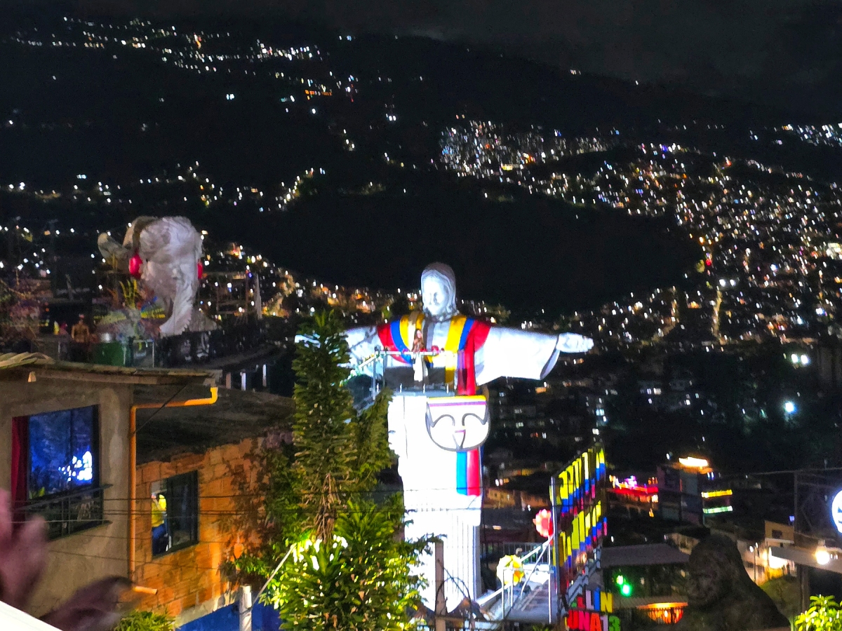 Άγαλμα Χριστού φωτισμένο τη νύχτα στην Comuna 13, με θέα το Μεδεγίν.