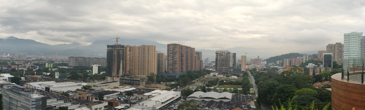 Πανοραμική άποψη του σύγχρονου Μεδεγίν με ουρανοξύστες και τα γύρω βουνά