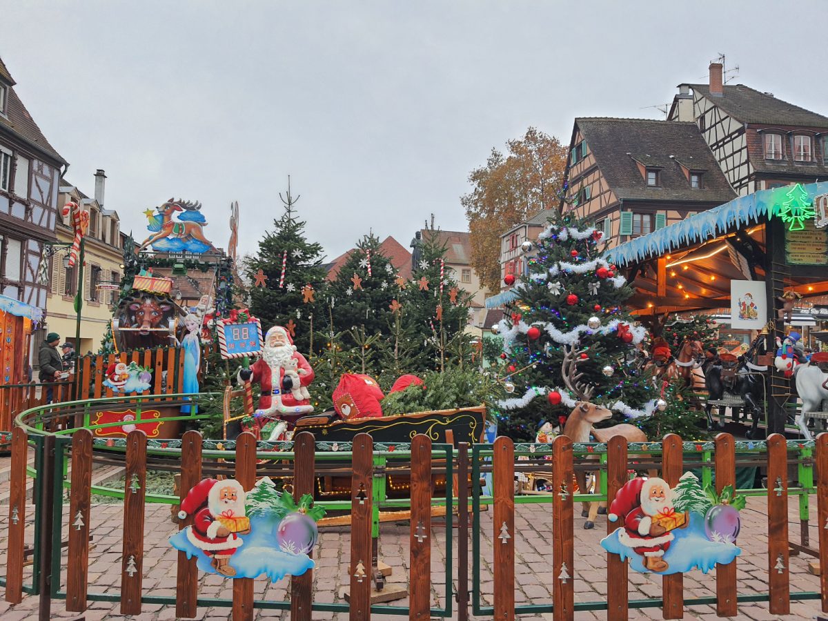 Χριστουγεννιάτικη αγορά στο Κολμάρ: παιδική γωνιά με Άγιο Βασίλη, έλατα και ξύλινα περίπτερα στην Παλιά Πόλη