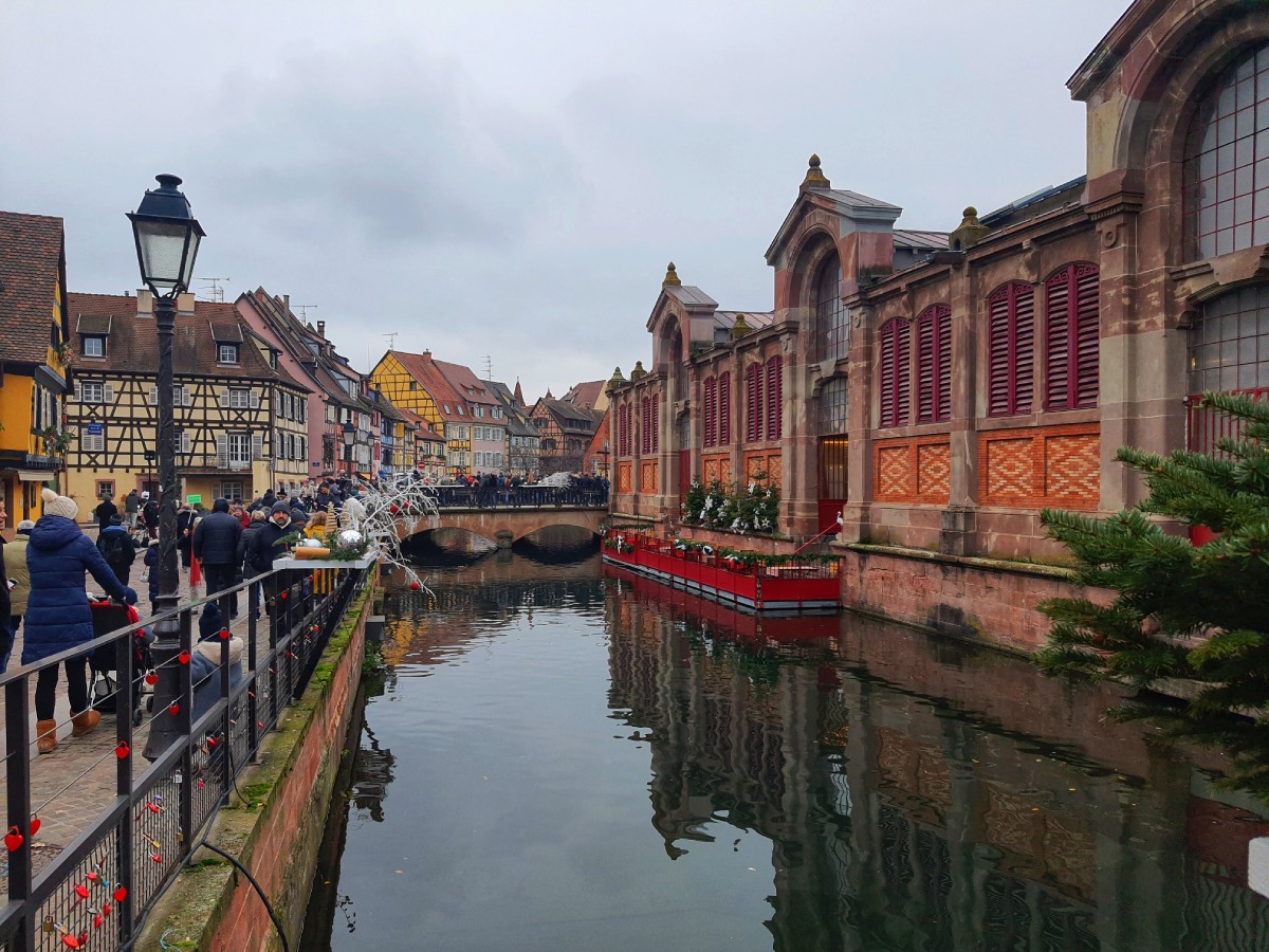 Μικρή Βενετία στο Κολμάρ: το Κλειστό Παζάρι (Marché Couvert) δίπλα στο κανάλι, με σπίτια με ξύλινο σκελετό και χειμωνιάτικη κίνηση