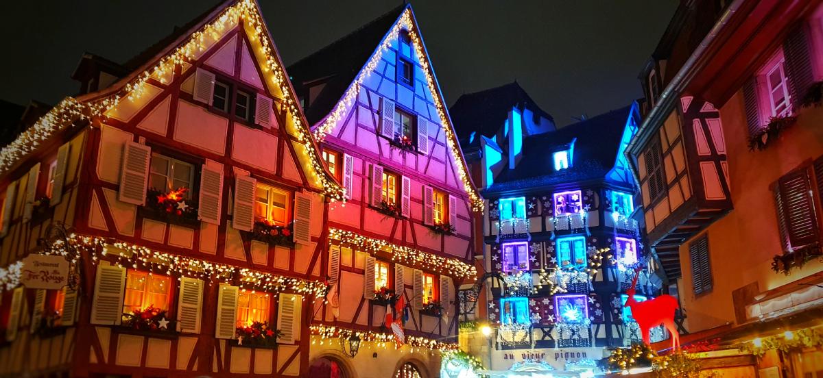 Κολμάρ τη νύχτα: φωτισμένα ξύλινα σπίτια και χριστουγεννιάτικα λαμπάκια στην Παλιά Πόλη