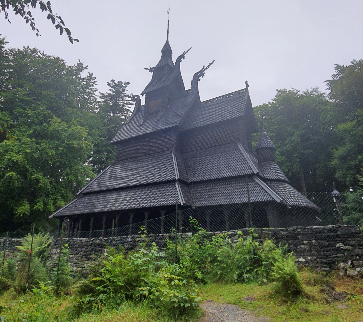 Η ξύλινη εκκλησία Fantoft Stave Church κοντά στο Μπέργκεν, μέσα στο δάσος μια βροχερή μέρα