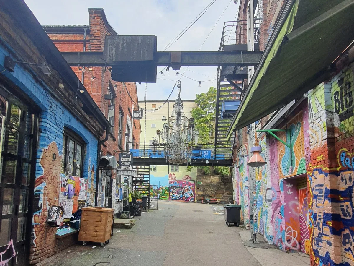 Grünerløkka Όσλο, πολύχρωμο στενό με street art και παλιά κτίρια