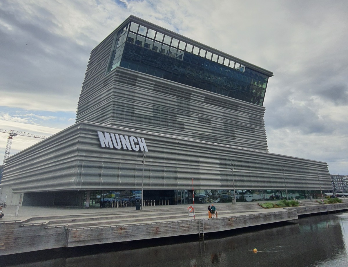 Μουσείο Munch στο Όσλο δίπλα στο νερό, μοντέρνα αρχιτεκτονική στο Oslofjord