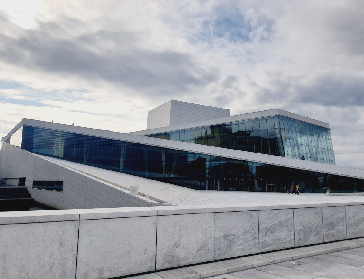 Όπερα του Όσλο, λευκή ταράτσα για βόλτα δίπλα στο φιόρδ