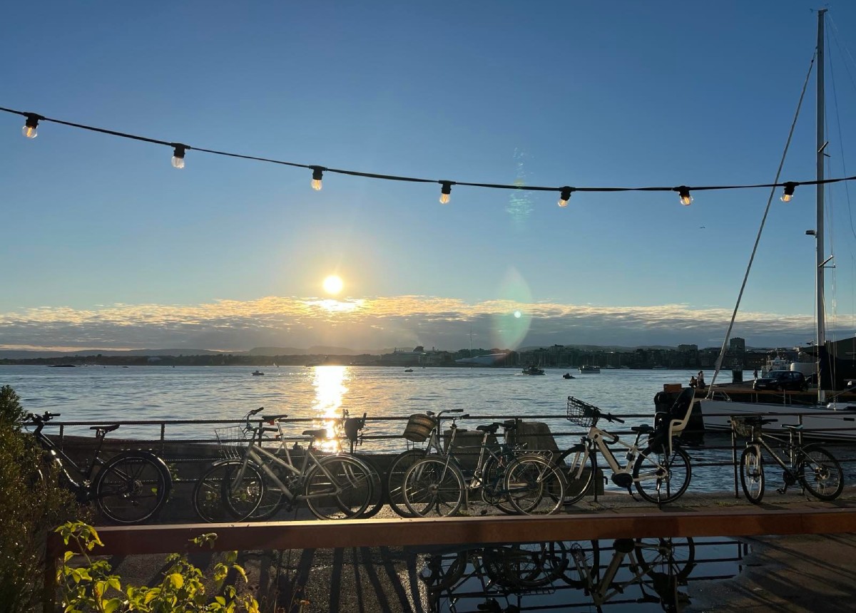 Ηλιοβασίλεμα στο Όσλο με ποδήλατα δίπλα στο φιόρδ