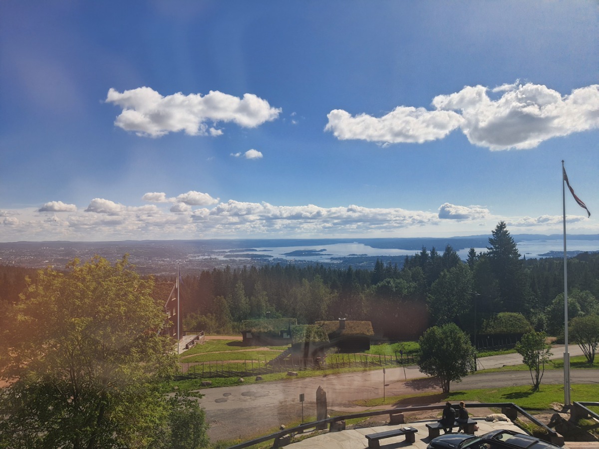 Πανοραμική θέα στο Όσλο και τον φιόρδ Oslofjord κάτω από καθαρό ουρανό