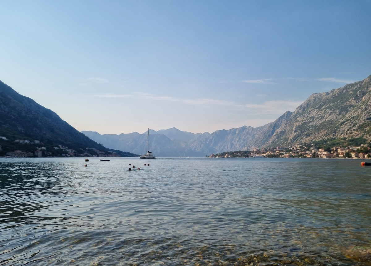 Θέα στον Κόλπο του Κότορ με βουνά και ιστιοπλοϊκό στο νερό