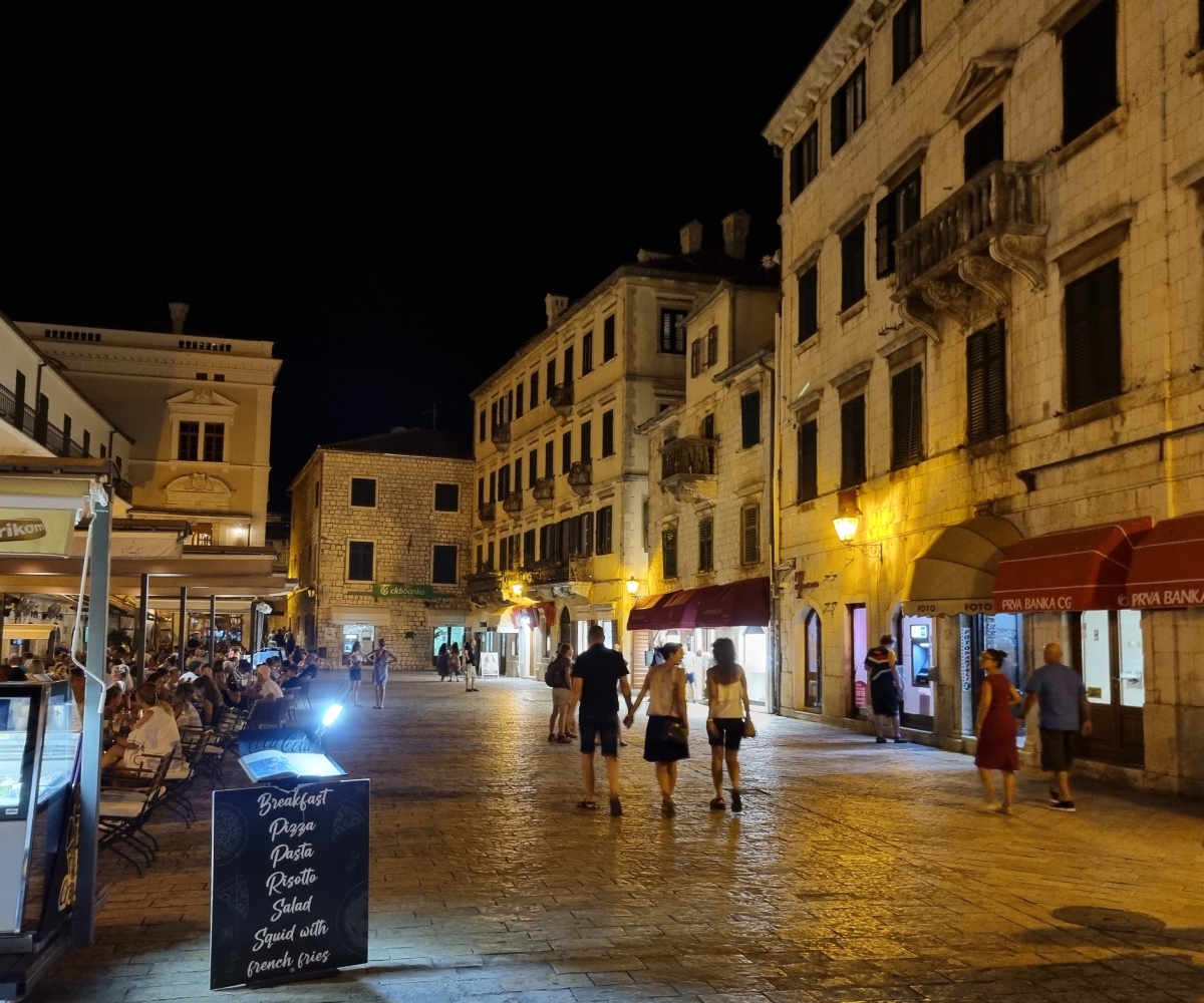 Βραδινή βόλτα στην παλιά πόλη του Κότορ με φωτισμένα κτίρια