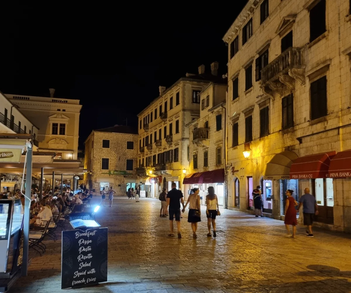 Βραδινή βόλτα στην παλιά πόλη του Κότορ με φωτισμένα κτίρια