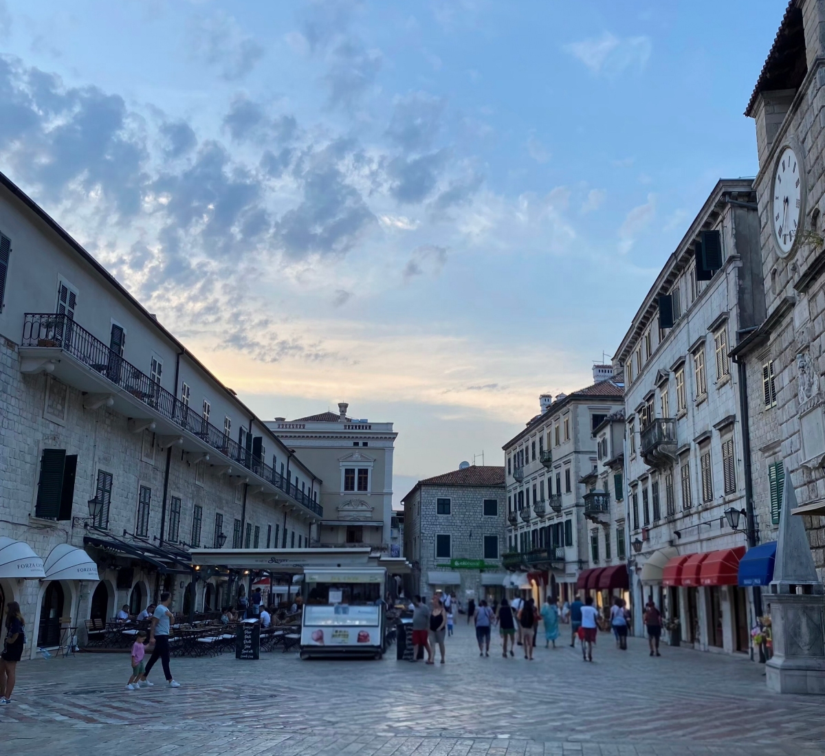 Πλατεία στην παλιά πόλη του Κότορ με καφέ και κόσμο το απόγευμα