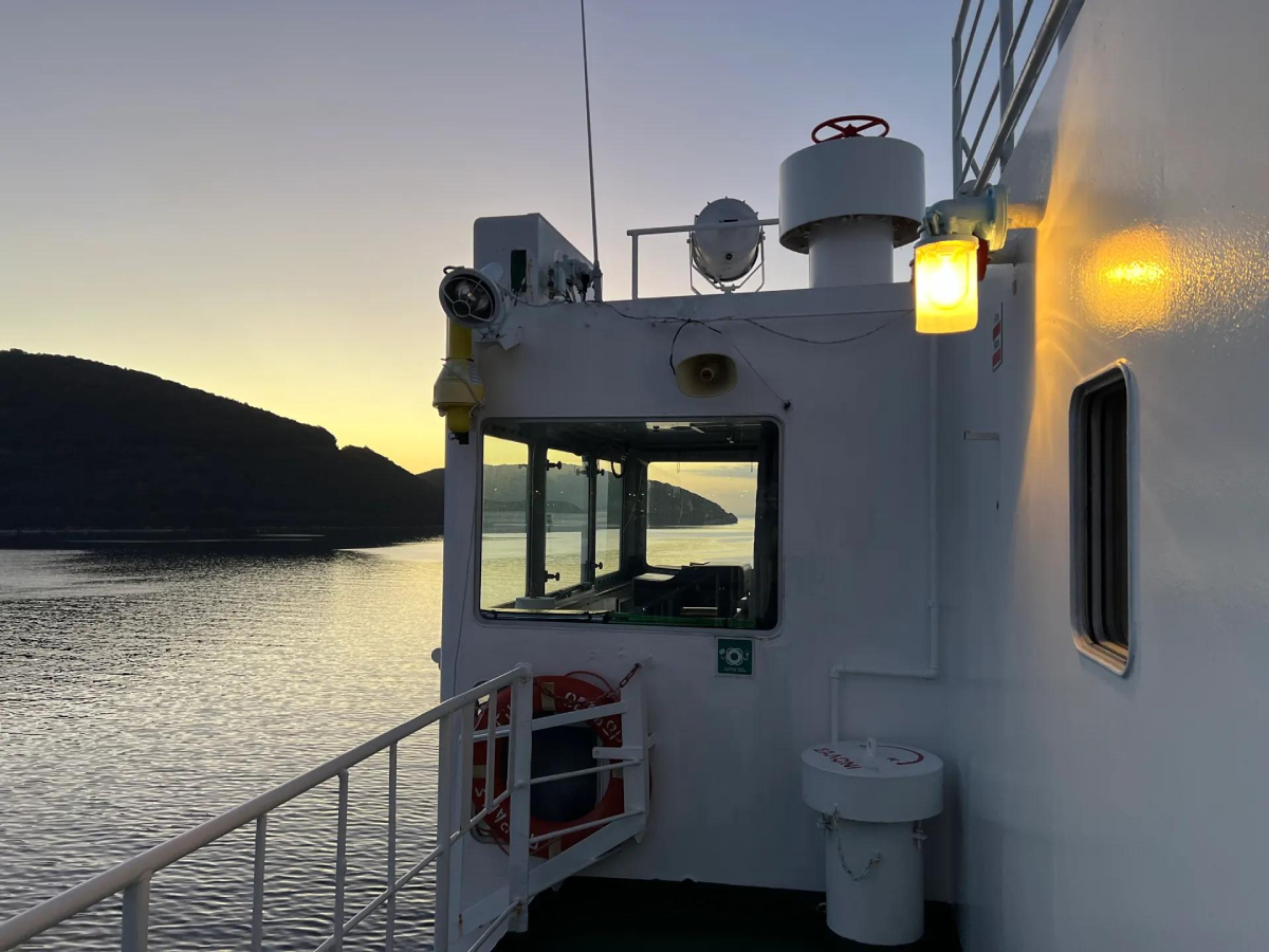 Στιγμή ηλιοβασιλέματος πάνω σε ferry, σε μια ήσυχη ταξιδιωτική εικόνα που αποτυπώνει τη μετάβαση, τη διαδρομή και όλα όσα μένουν από ένα ταξίδι.