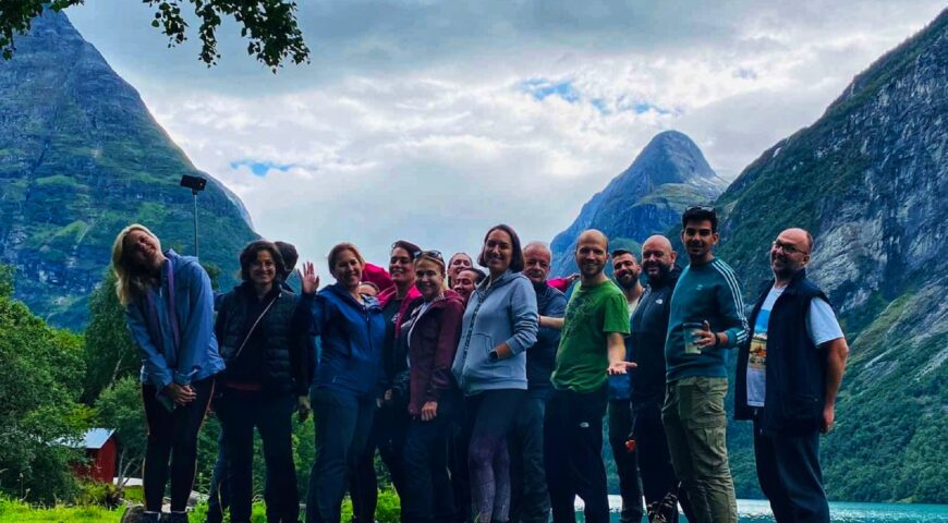 altervan-roadtrip-group-mountain-view