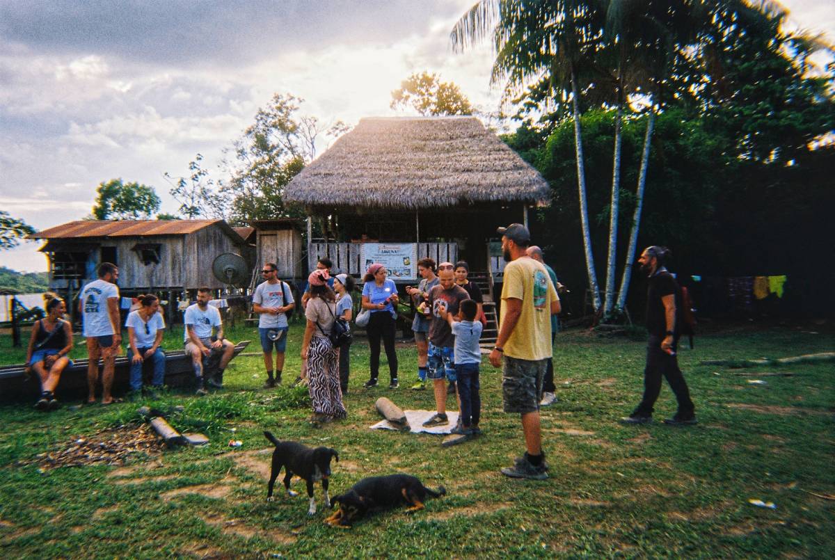 Ταξιδιώτες σε αυθεντική εμπειρία με το Altervan μέσα στη φύση