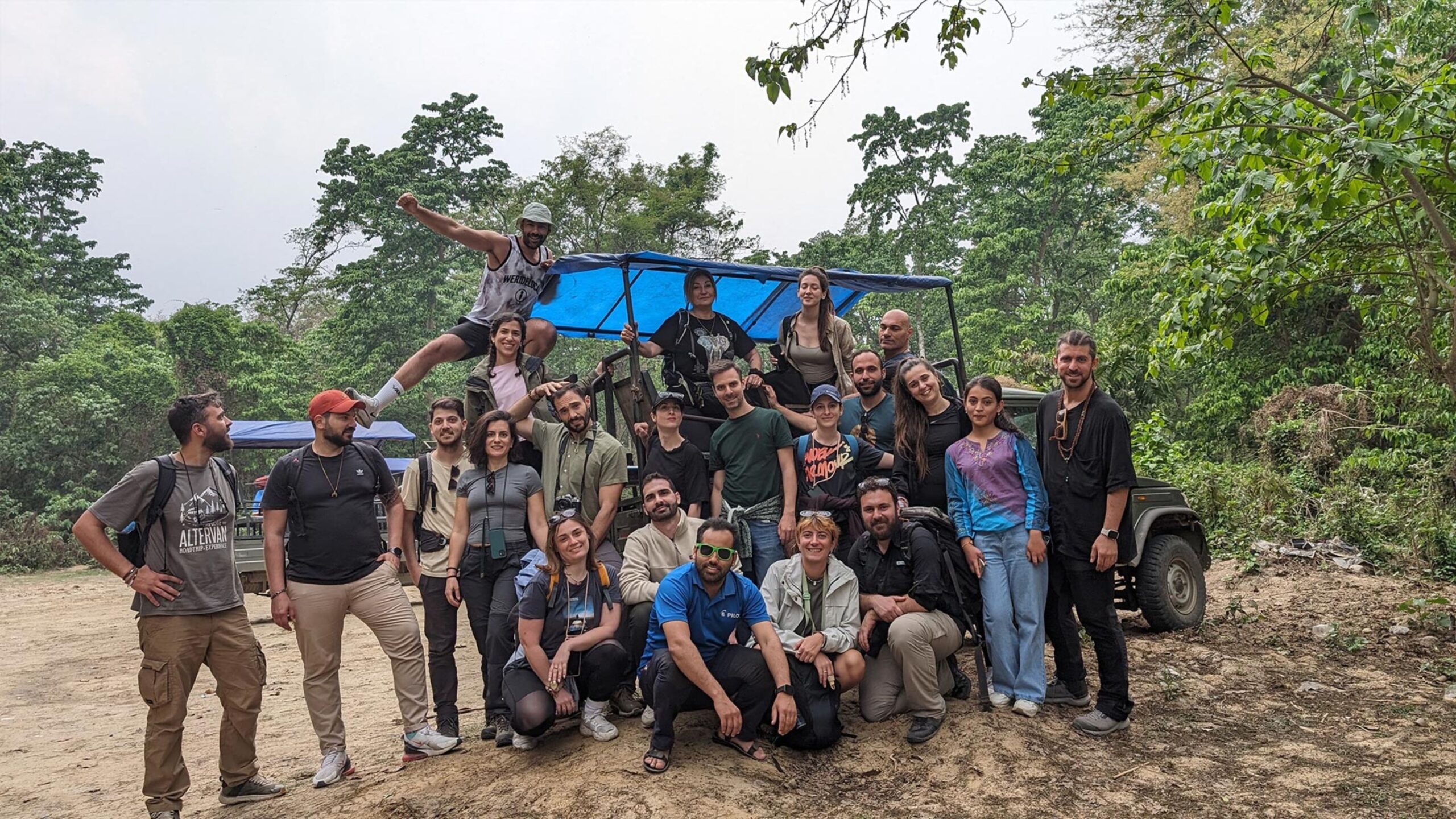 Altervan Roadtrip παρέα δίπλα σε όχημα στη φύση