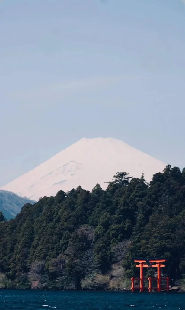 Το Φούτζι και το κόκκινο torii στη λίμνη Ashi, Hakone