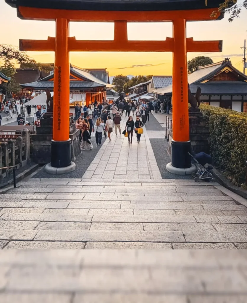 Το μεγάλο torii στην είσοδο του Fushimi Inari, Κιότο