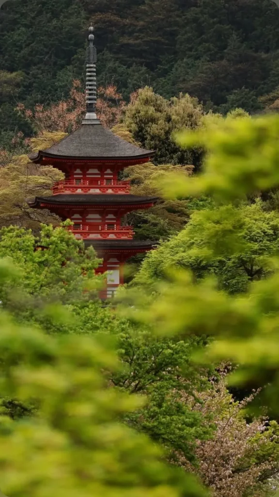 Μικρή κόκκινη παγόδα μέσα στο πράσινο του Kiyomizu-dera