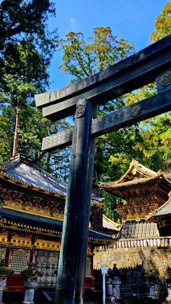 Το χάλκινο torii στο ιερό Toshogu του Nikko