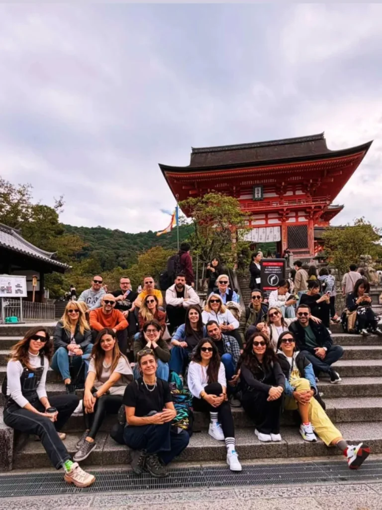 Όλη η ομάδα στα σκαλιά του Kiyomizu-dera, Κιότο