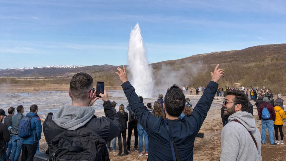 Ο Strokkur στο Geysir τη στιγμή που εκρήγνυται, και η παρέα πίσω από το σχοινί