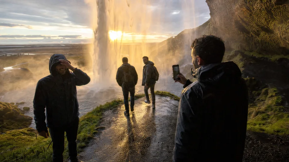 Η παρέα πίσω από τον Seljalandsfoss, στο βραδινό φως