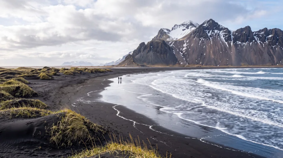 Η μαύρη παραλία του Stokksnes με το Vestrahorn πάνω από τα κύματα