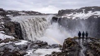Ο Dettifoss πέφτει στο φαράγγι, με τρεις από εμάς στα βράχια