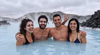 Η παρέα αγκαλιασμένη στη Blue Lagoon, με μάσκες πυριτίου