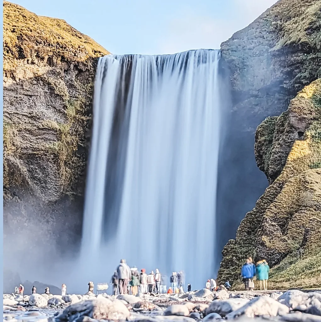 Ο Skogafoss με την αντανάκλασή του και η παρέα στα βράχια