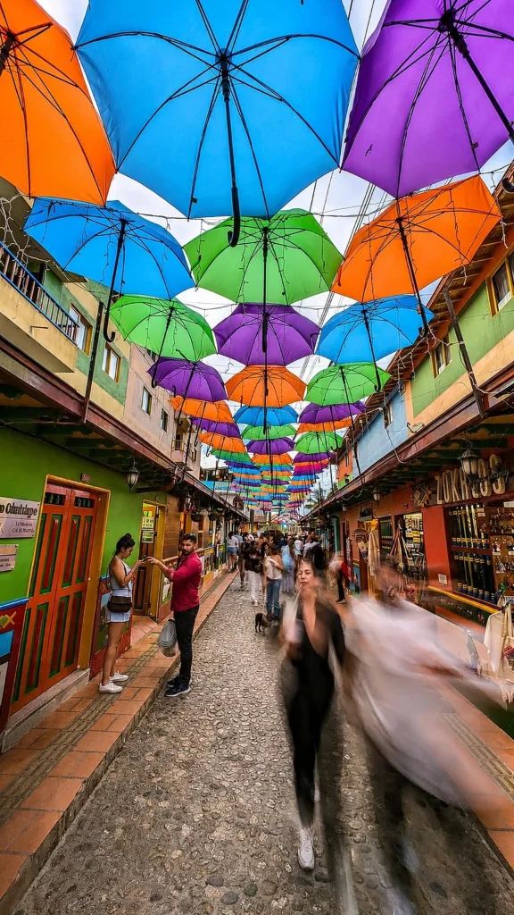 Στενό σκεπασμένο με χρωματιστές ομπρέλες