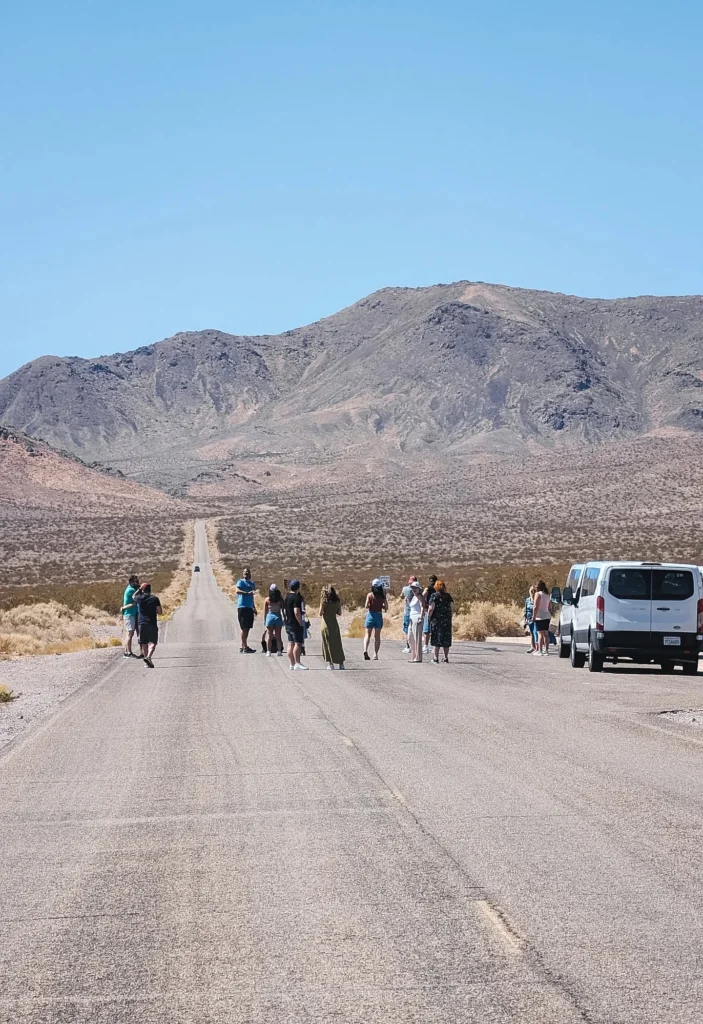 Η παρέα περπατά στον δρόμο της Death Valley